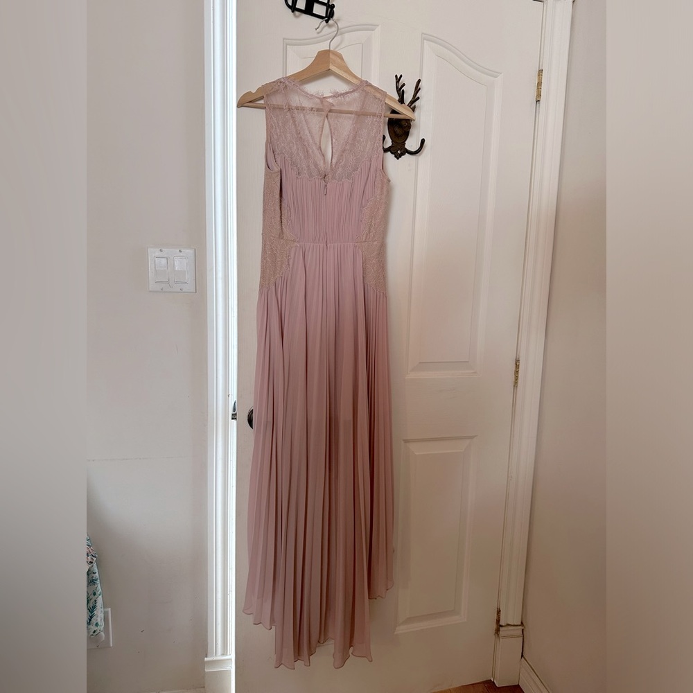 BCBG vintage dress. Fits more like a 4-6. Beautiful dusty rose colour🩷.